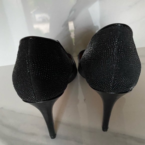 Halogen black leather center strap with buckle pumps size 7.5 - Picture 7 of 7